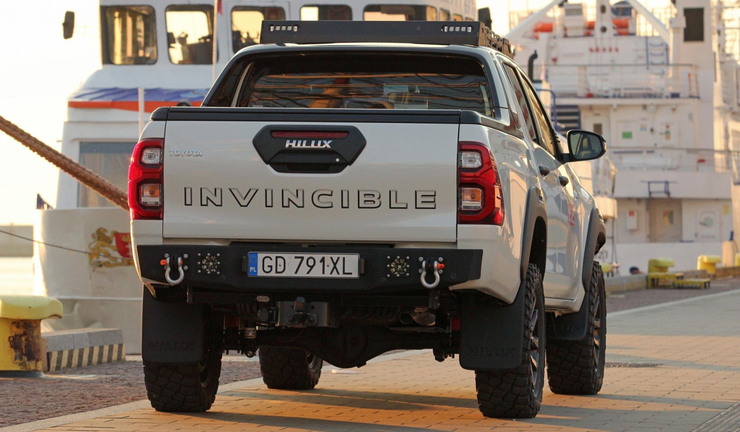 Pevnostný nárazník TOYOTA Hilux 2015+ REVO zadný