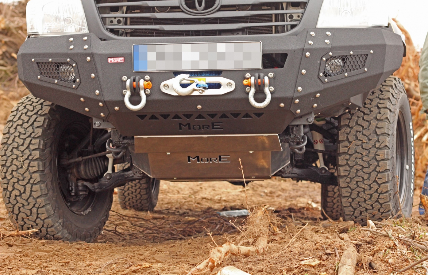 Pevnostný nárazník TOYOTA Hilux 2011-2015 VIGO predný