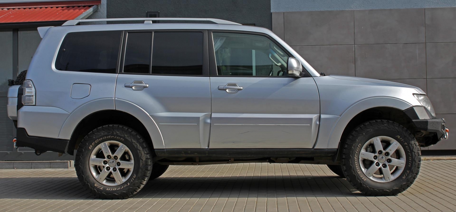Pevnostný nárazník Mitsubishi Pajero V80 zadný