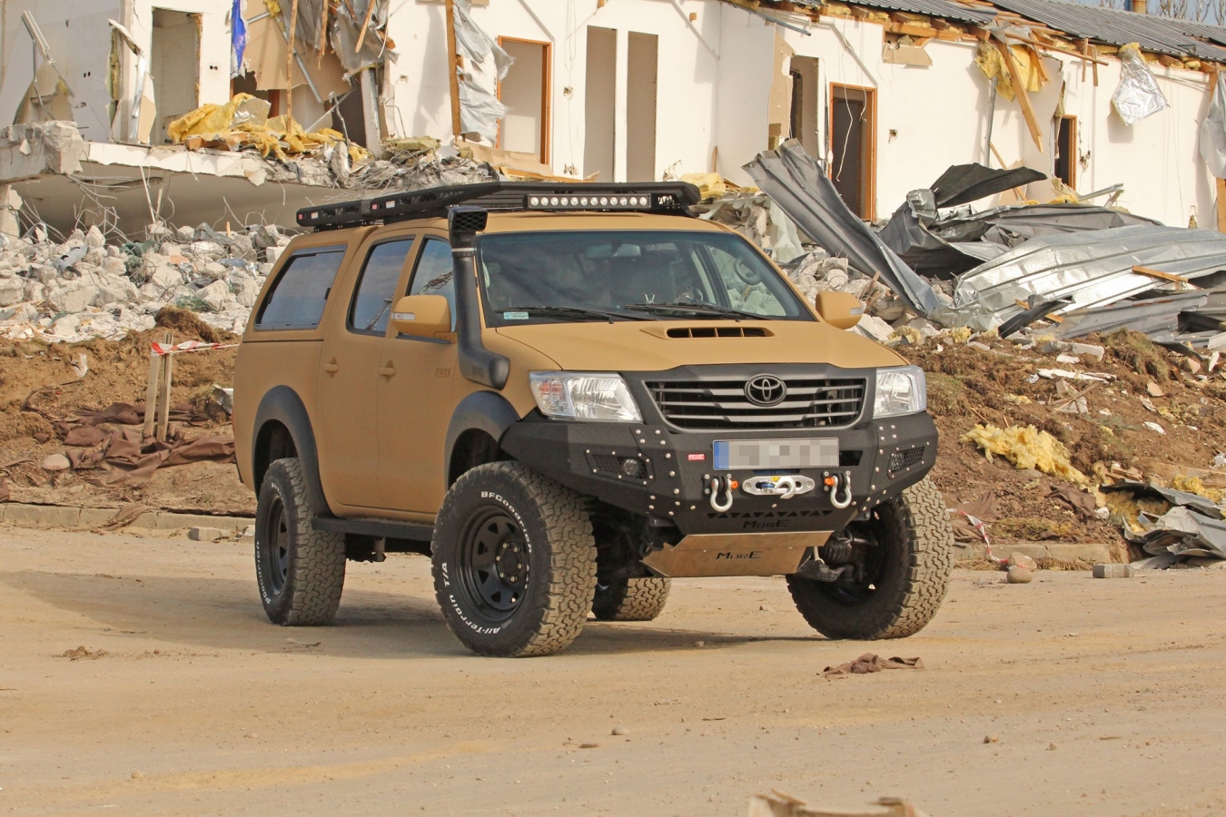 Pevnostný nárazník TOYOTA Hilux 2011-2015 VIGO predný