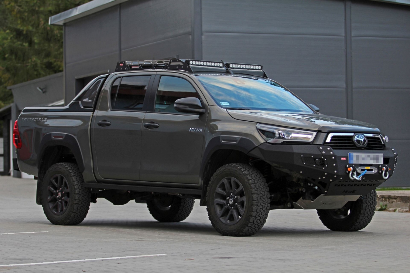 Pevnostný nárazník TOYOTA Hilux 2015+ REVO predný