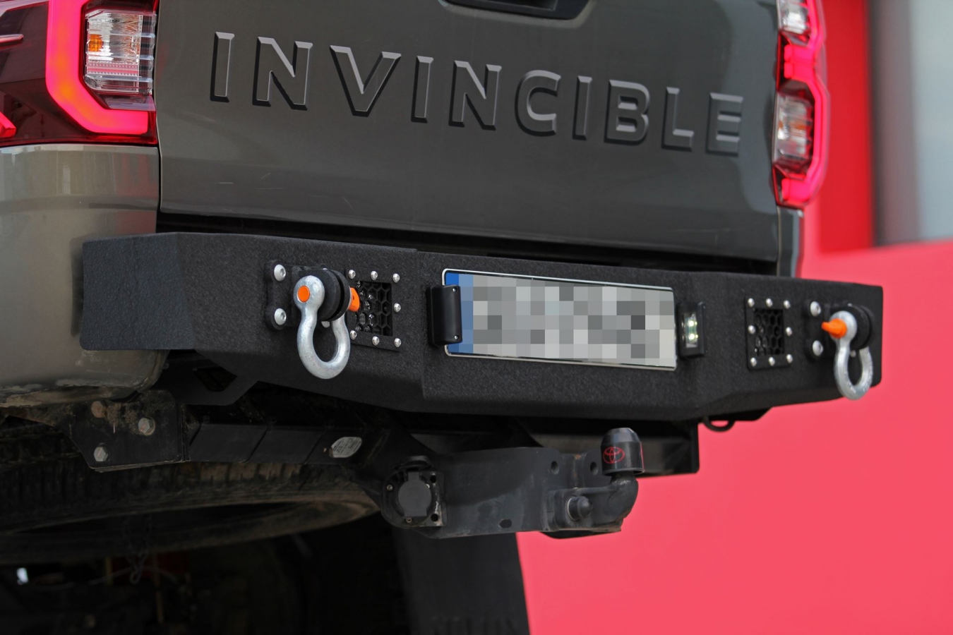 Pevnostný nárazník TOYOTA Hilux 2015+ REVO zadný