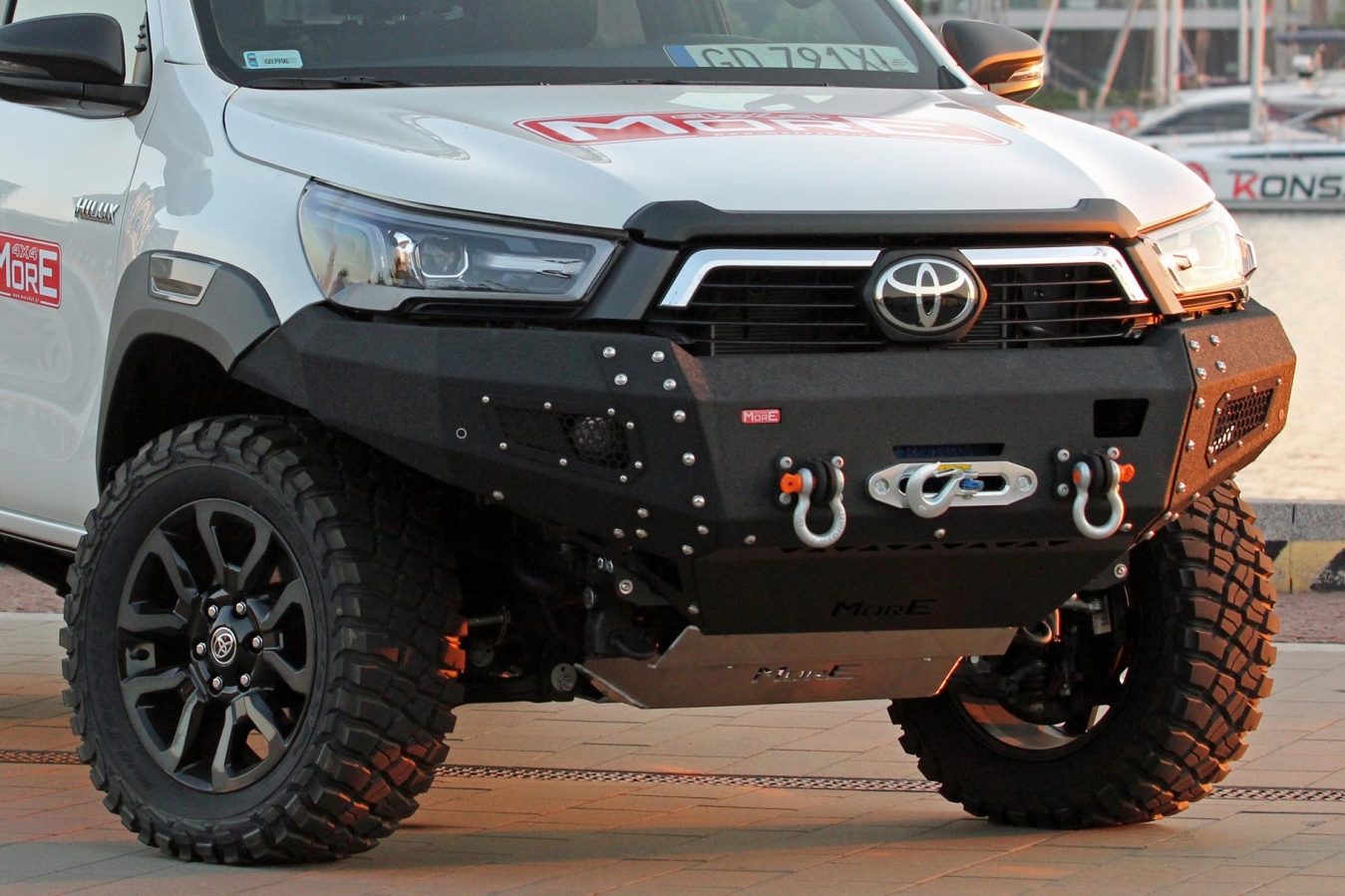 Pevnostný nárazník TOYOTA Hilux 2015+ REVO predný